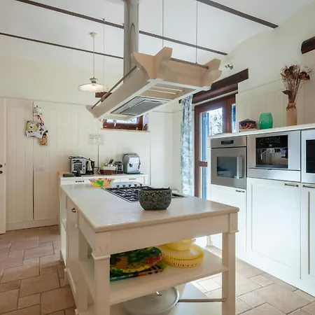 6 Bedroom Beautiful In Treia Ferienhaus *