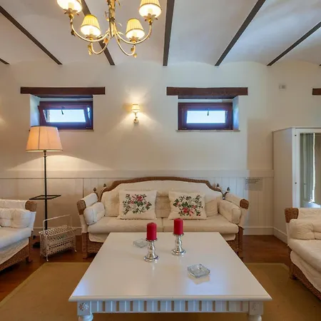 6 Bedroom Beautiful In Treia *