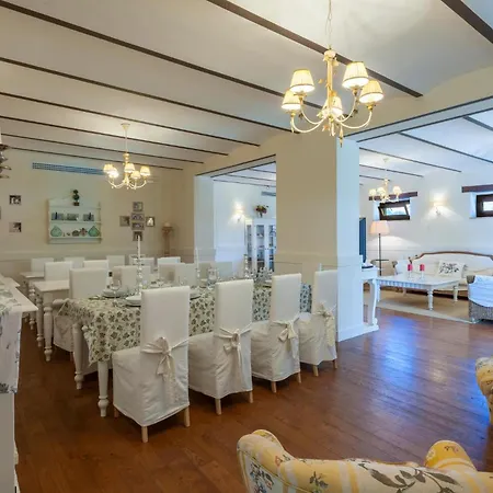 6 Bedroom Beautiful In Treia * Treia