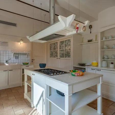 Holiday home 6 Bedroom Awesome In Treia *