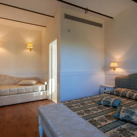 6 Bedroom Awesome In Treia Holiday home *