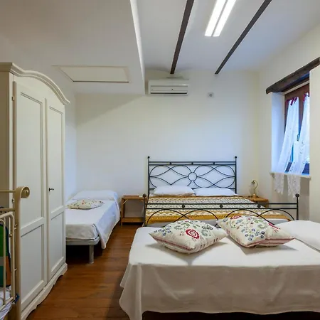 6 Bedroom Beautiful In Treia * Treia