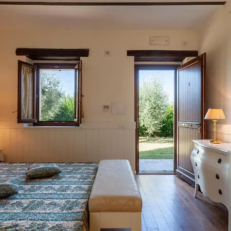 6 Bedroom Beautiful In Treia Treia